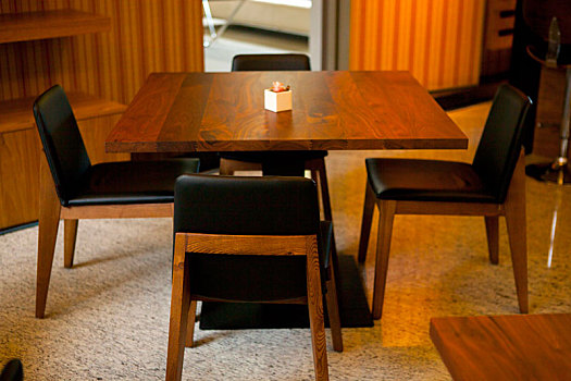 午后宁静的咖啡屋角落安静的咖啡桌