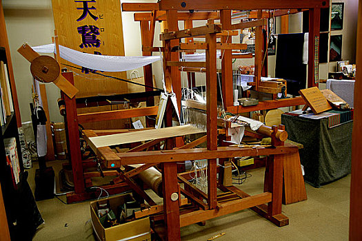 京都府,西阵织和服会馆展示的日本传统织布机