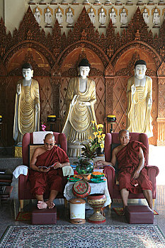 马来西亚,槟城,一座缅甸寺院二个僧人