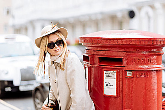 时髦,美女,等待,红色,邮箱,伦敦,英格兰,英国