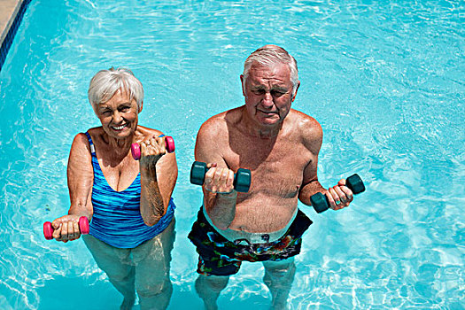 老年,夫妻,练习,哑铃,游泳池,高兴