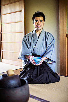 日本,男人,穿,传统,和服,跪着,地板,拿着,蓝色,茶碗,茶道