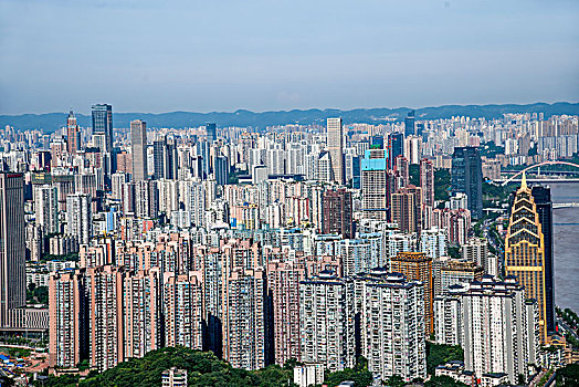 2037年重庆市南岸区南山一棵观景平台上俯瞰重庆渝中区