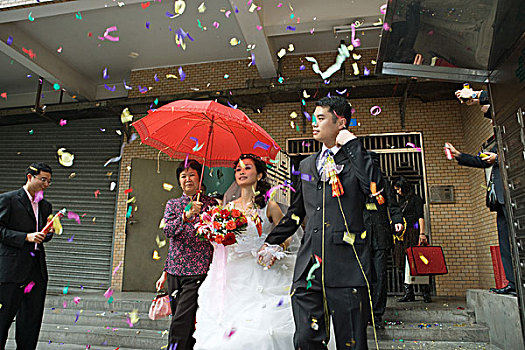 中式婚礼,新郎,新娘,离开,五彩纸屑,遮盖,红色,伞