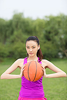 青年女性拿着篮球