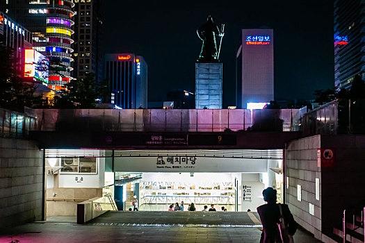 韩国首尔地铁光化门站9号出入口夜景