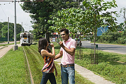 伴侣,站立,轨道,吃,冰淇淋,加尔各答,西孟加拉,印度