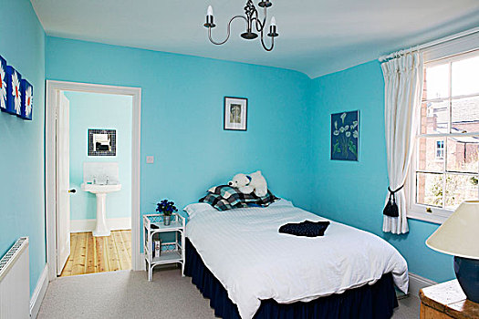 现代,卧室,鲜明,蓝色,墙,床,白色,帘,浴室