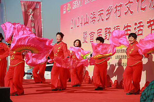 山东省日照市,市民赶年集看演出,感受浓浓的年味