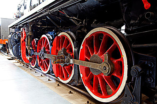 特写红色的老火车动力车轮