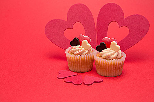 两个,情人节,杯形蛋糕,五个,心形,装饰,暗色,粉色背景
