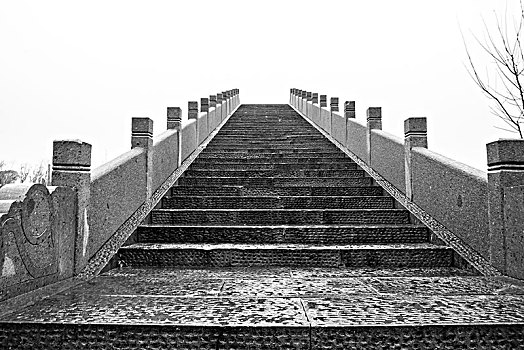 黑白摄影桥台阶