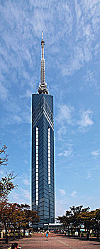 福冈塔于1989年3月完工,工期1年零2个月,造价60亿日元,1989年为庆祝建市100周年而召开亚太博览会,为纪念此一盛事而构建,塔高234米,论高度是日本的海滨之最