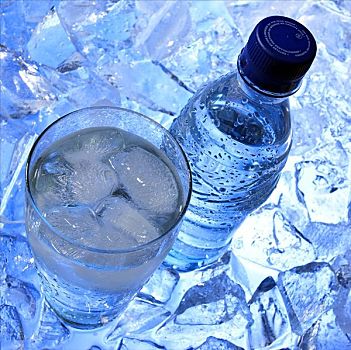 矿泉水,玻璃杯,瓶子,冰,冰块