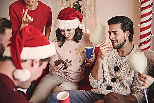 美女,男人,看,智能手机,沙发,圣诞聚会