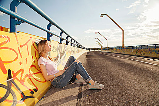 美女,坐,涂鸦,墙壁,桥,阳光