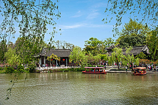杨州瘦西湖湖上园林水榭泛小舟