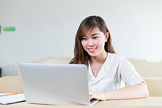 亚洲人,美女,女学生,学习,笔记本电脑,教室