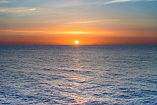 海上日出时的照片图片