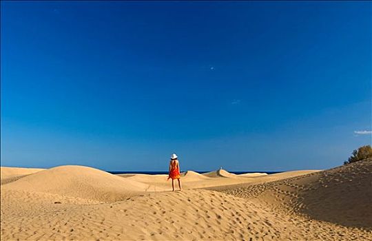 女人,站立,沙丘,大卡纳利岛,西班牙,后视图