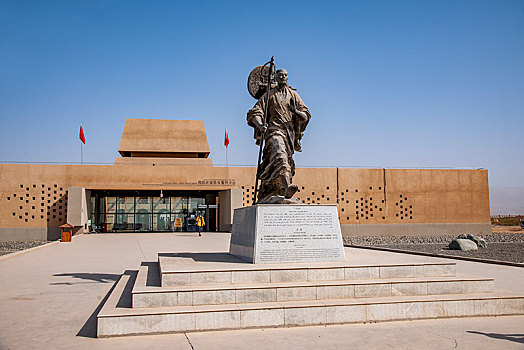 新疆吐鲁番市高昌故城遗址玄奘铜像