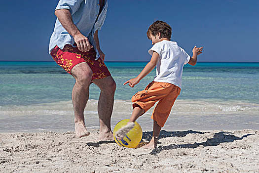 男孩,玩,足球,父亲,海滩,马略卡岛,西班牙