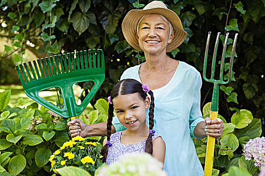 头像,微笑,女孩,站立,祖母,拿着,园艺工具,后院