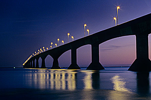 联邦大桥,黄昏,爱德华王子岛,新布兰斯维克,诺森伯兰郡,海峡,加拿大