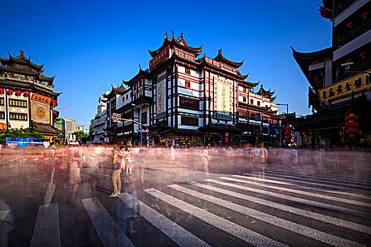 节日上海城隍庙游客众多