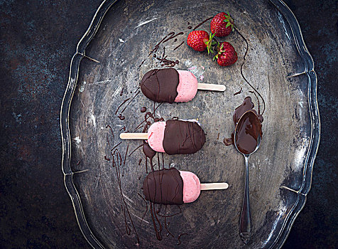草莓冰激凌,遮盖,黑巧克力,素食