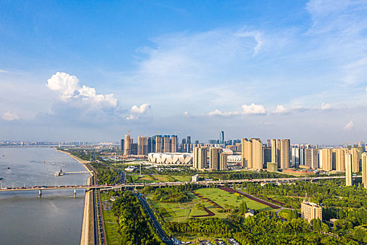 杭州江边城市天际线