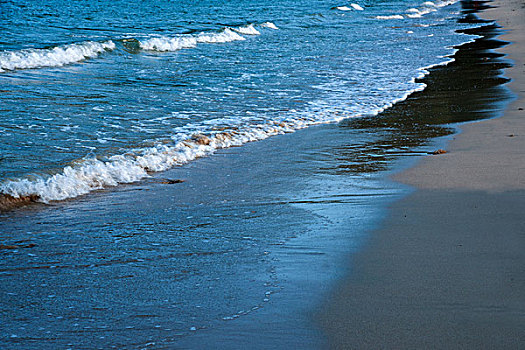 广东省深圳市大鹏半岛南奥镇西涌海滨浴场海湾沙滩上的海浪