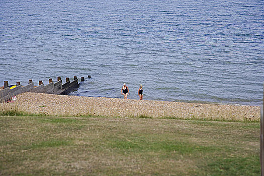 英格兰,肯特郡,两个女人,泳衣,走,向上,圆石滩,海洋