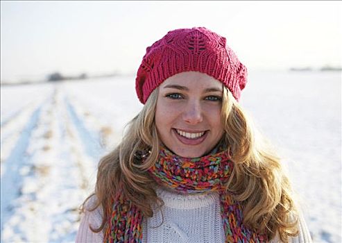 女青年,戴着,帽子,围巾,站立,积雪,草地