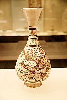 河南省博物院珍藏的白釉褐彩龙纹玉壶春瓶