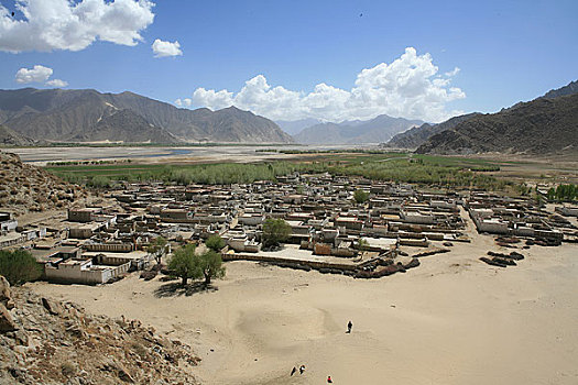 西藏位于拉萨河边西藏俊巴村的全景