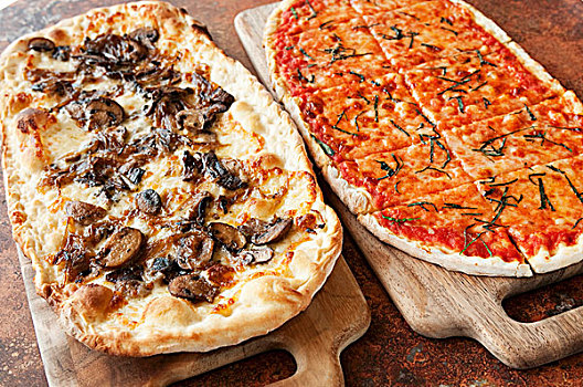 两个,比萨饼,案板,一个,蘑菇,奶酪
