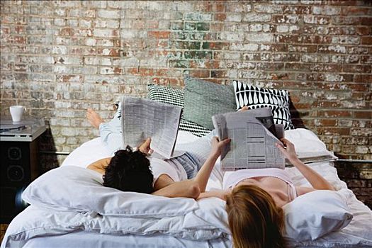 伴侣,读,报纸,床上
