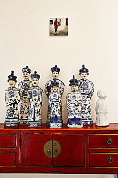 蓝色,白色,涂绘,中国,瓷器,小雕像,橱柜,红色,木头