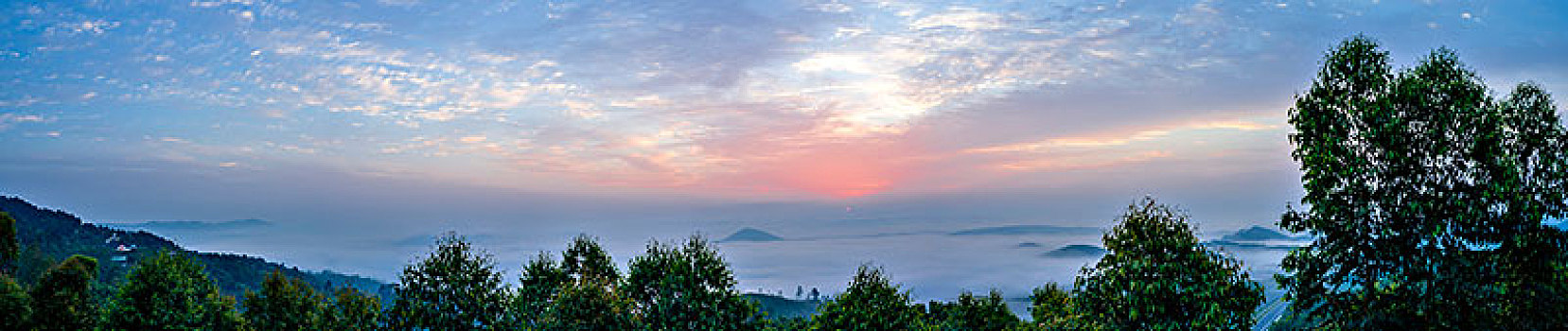 春天山野雾景