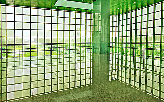 绿色的玻璃墙和大厅