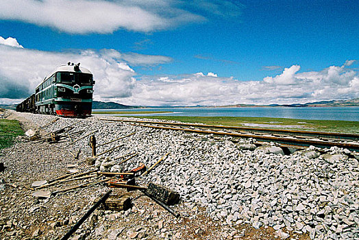 青藏铁路建设铁路绕神湖