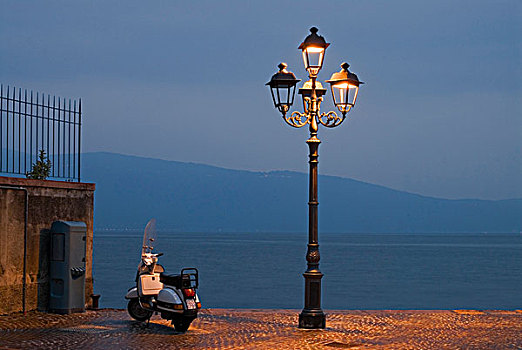 摩托车,旁侧,路灯,岸边,加尔达湖,蓝色,钟点,加尔尼亚诺,伦巴底,意大利,欧洲