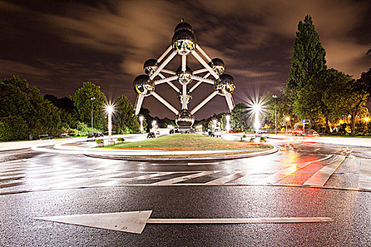 原子塔,夜晚