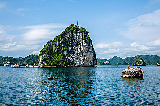 越南广宁鸿基市下龙湾海上石林