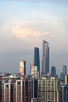 广州市天河区的超高层建筑显得高耸突出