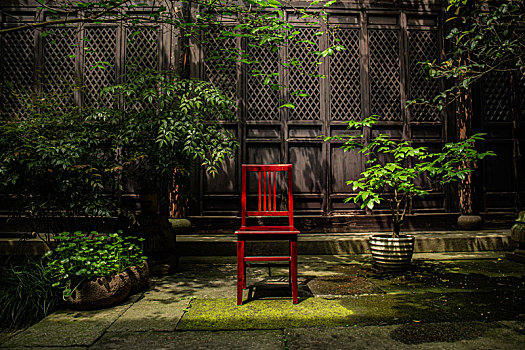 庭院里的红色椅子