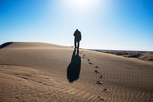 一个男人在沙漠中行走
