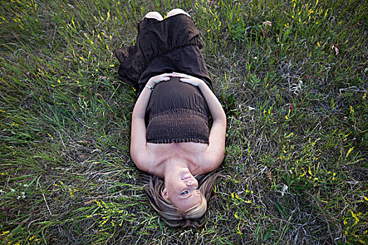 孕妇,背影,草地,艾伯塔省,加拿大