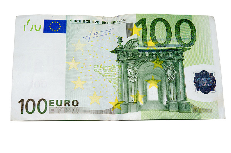 两个100欧元钱钞票隔绝白色背景